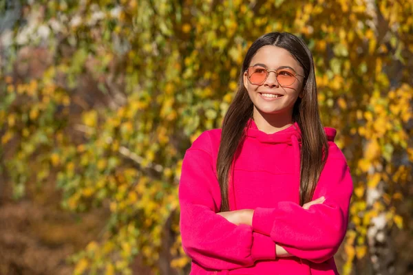 Gelukkig Tiener Meisje Outdoor Herfst Seizoen Dragen Zonnebril Kopieerruimte — Stockfoto