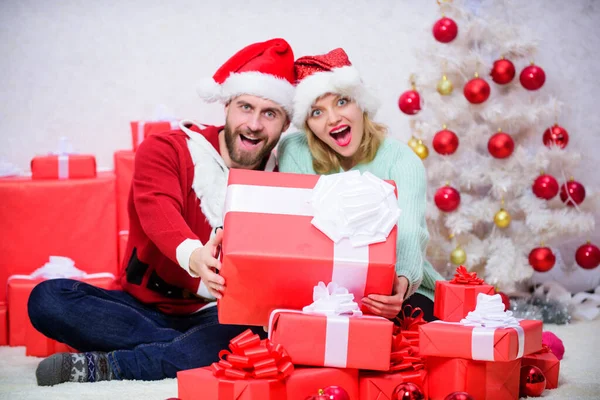 Familie Getrouwd Stel Thuis Verliefd Stel Geniet Van Wintervakantie Kerstavond — Stockfoto