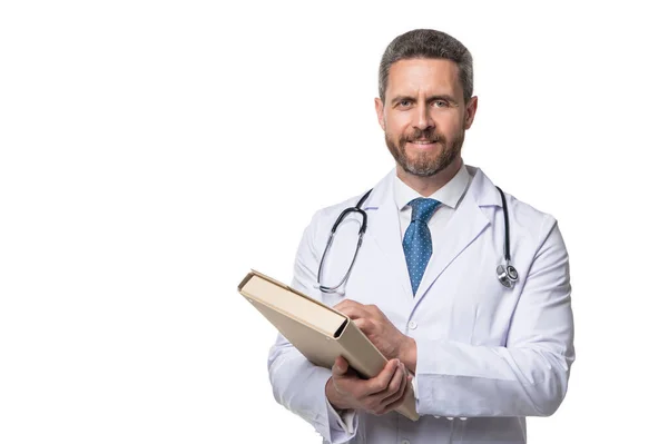 Médico Sonriente Con Carpeta Médico Aislado Blanco Médico Posesión Historial — Foto de Stock