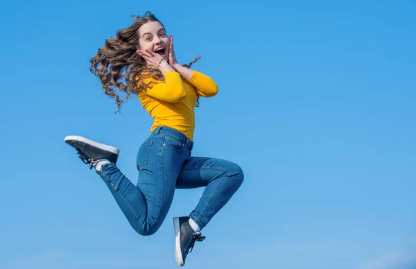 Şaşırmış Genç Kız Gökyüzünde Yükseğe Zıplıyor — Stok fotoğraf