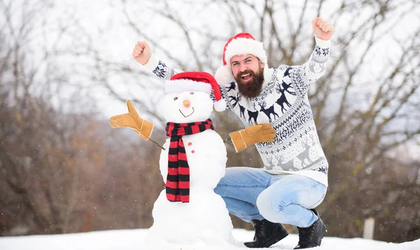 Χειμερινές Δραστηριότητες Hipster Έτοιμοι Γιορτάσουν Χριστούγεννα Γιος Βασίλης Παίζει Χιόνι — Φωτογραφία Αρχείου