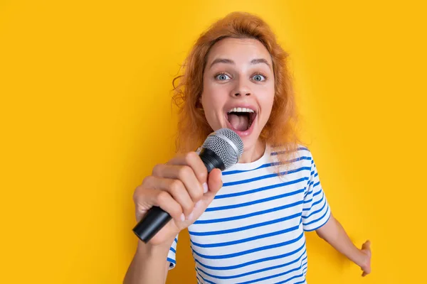 Fröhliche Karaoke Sängerin Isoliert Auf Gelbem Hintergrund Junge Sängerin Singt — Stockfoto