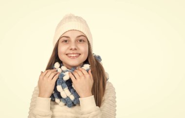 Beyaz fotokopi odasında izole edilmiş, örgü şapkalı ve eşarplı mutlu çocuk..