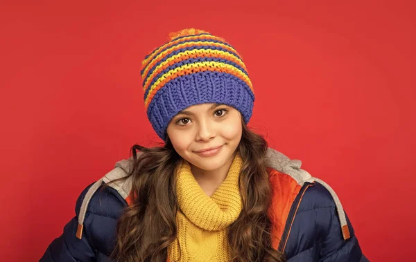 Θετικό Παιδί Πλεκτό Καπέλο Χειμώνα Και Κάτω Παλτό Κόκκινο Φόντο — Φωτογραφία Αρχείου
