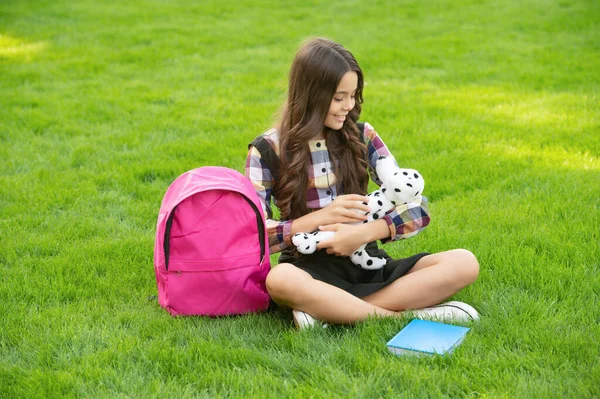 Szczęśliwa Nastolatka Kołysząca Zabawkę Dla Psa Siedząca Trawie Szkole Okres — Zdjęcie stockowe