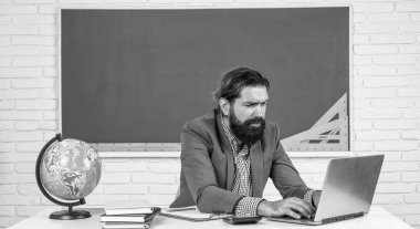 İnternette odaklanmış iş adamı çalışması dizüstü bilgisayarda internet yayını izliyor, eğitim kursu konferansına katılıyor, çalışma masasında oturuyor, konsept öğreniyor..