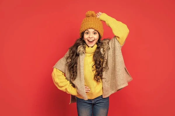 Portret Van Een Kind Warme Kleren Druk Positieve Emotie Uit — Stockfoto