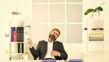Sakallı hippi yaratıcı yönetmen. Avukatlık ve hukukçuluk. Hukuk servisi müdürü. Dava yöneticisi evrak işlerini ve dava ile ilgili diğer önemli bilgileri takip ediyor. Ofiste oturan adam. İş Müdürü.