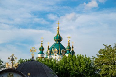 Kyiv 'deki St. Andrews Kilisesi. Kyiv 'deki Ortodoks Hıristiyanlık Kilisesi' nde kupa ve haçlarla.