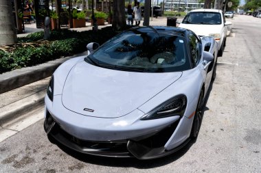 Miami Beach, Florida USA - 15 Nisan 2021: üstü açılabilir beyaz McClaren 570 'ler spor araba..