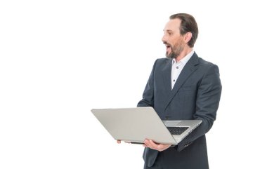 Laptop stüdyosunu kullanmasına şaşırdım. Dijital ofiste çalışan bir iş adamı. İş adamı iş teknolojisini kullanıyor. Profesyonel adam internette geziniyor, beyaz üzerinde izole edilmiş, kopyalama alanı.
