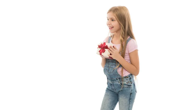 Joyeux Adolescent Enfant Tenant Boîte Cadeau Isolé Sur Blanc Jeune — Photo