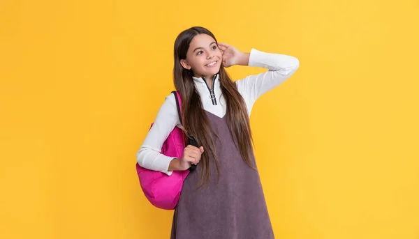 Blij Kind Met School Rugzak Gele Achtergrond — Stockfoto