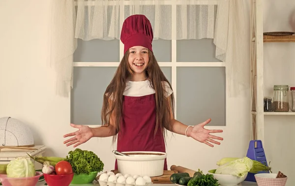요리용 유니폼을 부엌에서 음식을 — 스톡 사진