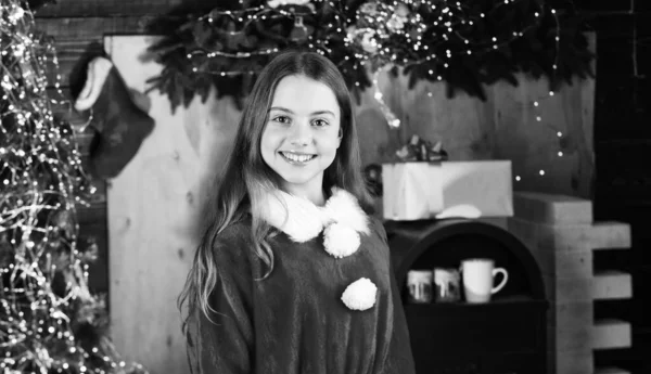 衣装レンタル 女の子はクリスマスを祝う 幸せな子供時代 クリスマスツリーの近くで新年を祝う 休日のアクセサリーレンタル 装飾レンタルサービス 冬休みのコンセプト — ストック写真