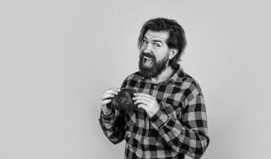 Neşeli vahşi hippi. Sakallı adam para dolu cüzdanlar tutuyor, alışveriş yapıyor. Vahşi adam kareli gömlek giyiyor. Çantası olan bir erkek. İş ve finans. covid-19 salgınından dolayı zor ekonomik durum.