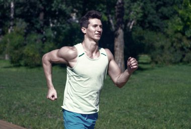 Doğal çevre üzerindeki güneşli yaz gününde koşan adam. Başarı, hedef ve gelecekteki kavramı