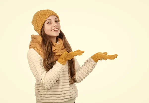 Apresentando Produto Espaço Cópia Menina Adolescente Feliz Roupas Inverno Felicidade — Fotografia de Stock