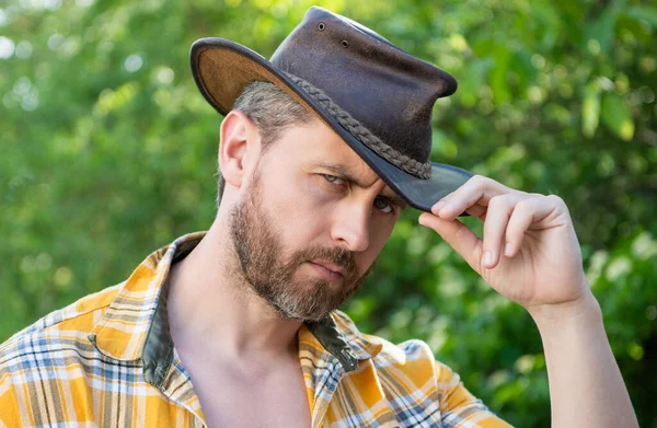 カウボーイハットの男の顔 チェッカーシャツを着たセクシーなカウボーイ 帽子をかぶった西のカウボーイ — ストック写真