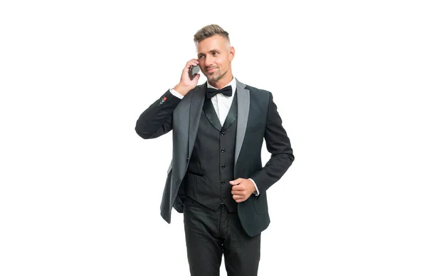 Sorridente Homem Smoking Falar Telefone Isolado Fundo Branco — Fotografia de Stock