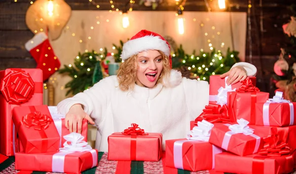 快乐的女人和一堆礼品盒包装精美的礼物圣诞节的概念 节日气氛 礼品店12月的快乐时光准备庆祝的女孩 新年庆祝活动的组成部分 — 图库照片