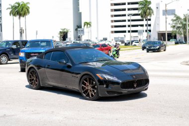 Miami Beach, Florida USA - 15 Nisan 2021 Maserati Granan Turismo, köşe manzaralı.