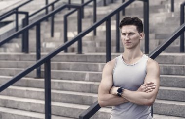 Kendinden emin genç adam eğitime hazır. Modern spor hayatı. Kişisel koçun. Profesyonel fitness eğitmeni. Yetenekli vücut geliştirici rejimini kontrol ediyor. kontrol altında eğitim.