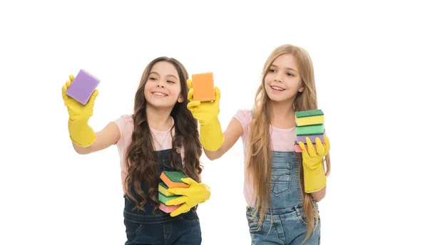 Lavar Los Platos Después Comida Niñas Adorables Sosteniendo Coloridas Esponjas — Foto de Stock