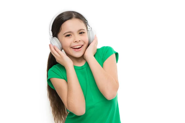 女の子は音楽を現代のヘッドフォンを聞く 小さい子供は音楽のヘッドフォンを聞く 広告中断なし どんな曲でも演奏する プレミアムアカウントをお試しください ノンストップ音楽をお楽しみください プレミアム音楽アカウントの特権 — ストック写真