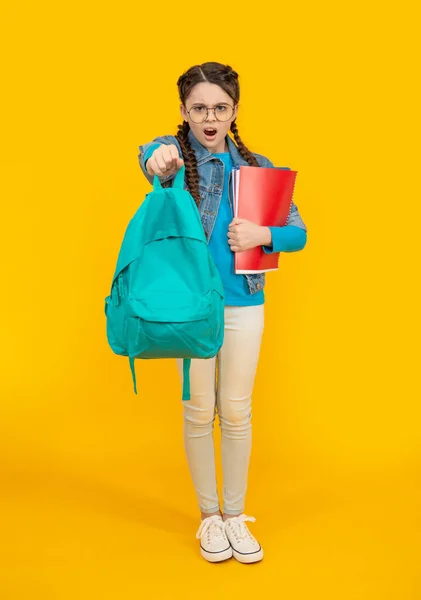 Розлючена Дівчина Підліток Тримає Шкільну Сумку Жовтим Тлом Шкільна Освіта — стокове фото