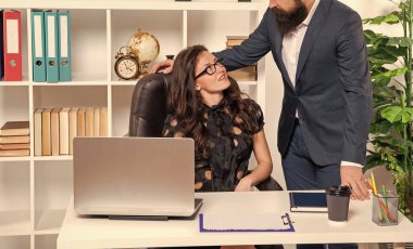 Ofis yöneticisi dizüstü bilgisayar ve sekreter üzerinde çalışan yönetmen kırpma görünümüne bak.