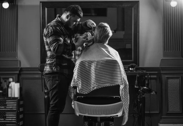 Pielęgnacja Włosów Fryzjer Salonie Fryzjerskim Mężczyzna Salonie Fryzjerskim Hipsterską Fryzurą — Zdjęcie stockowe