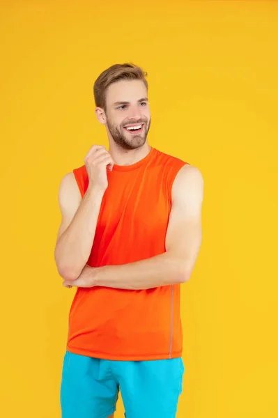 Homem Atlético Olhar Para Lado Desportista Feliz Isolado Amarelo Estúdio — Fotografia de Stock