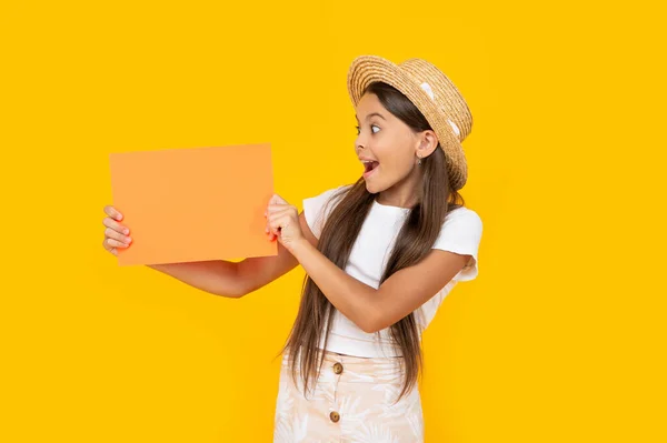 Verbaasd Tiener Meisje Met Kopieerruimte Oranje Papier Gele Achtergrond — Stockfoto