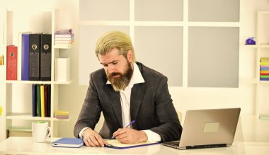 Çok meşgulüm. Yakışıklı CEO. Ofiste meşgul, olgun bir adam. Bilgisayarlı bir iş adamı. Ofisteki iş adamı. Ofiste çalışırken çalışanlar. Virüs salgını varken evden çalışmak.