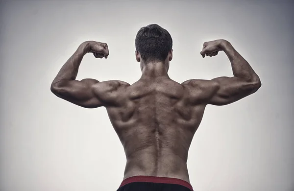 Atleta Com Tronco Céu Cinzento Fisiculturista Mostrando Músculos Bíceps Tríceps — Fotografia de Stock