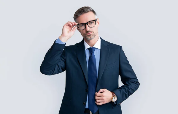 Ältere Ceos Tragen Sachlichen Anzug Und Brille Auf Grauem Hintergrund — Stockfoto