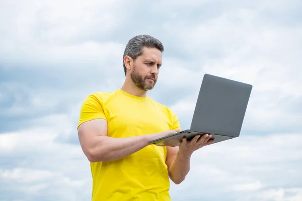 Mann Arbeitet Online Laptop Auf Sky Hintergrund Mitteilung — Stockfoto