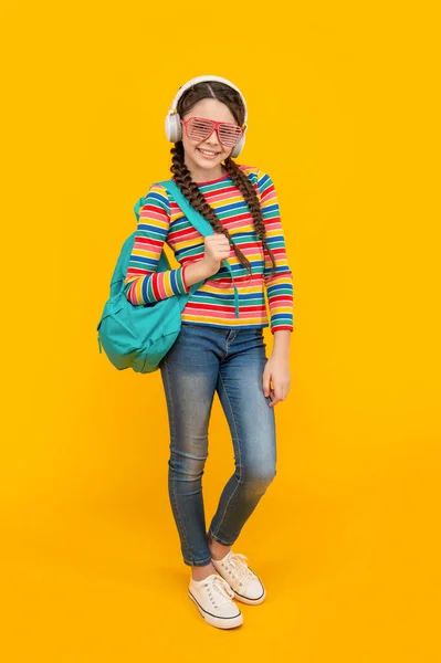 Ευτυχισμένο Έφηβο Κορίτσι Που Ακούει Μουσική Μετά Σχολείο Κίτρινο Φόντο — Φωτογραφία Αρχείου