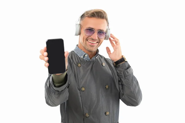 Ευτυχισμένος Τύπος Ακουστικά Που Δείχνει Smartphone Ακούγοντας Μουσική Smartphone Κινητή — Φωτογραφία Αρχείου