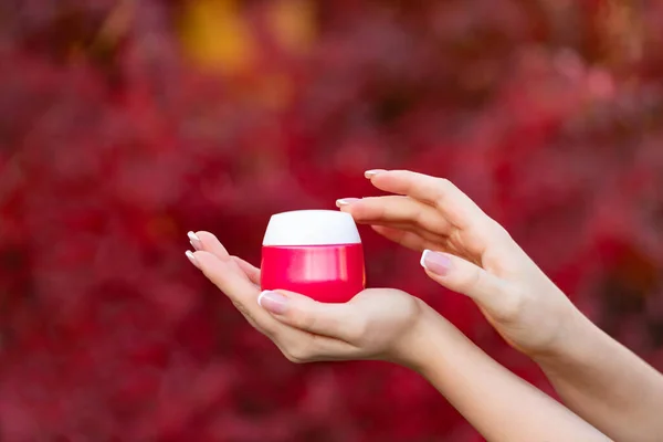 Handen Vasthouden Aanbrengen Crème Pot Voor Huidverzorging Presentatie Product — Stockfoto