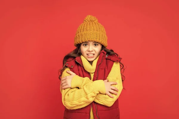 Vrouwelijk Modemodel Tienermeisje Donzen Vest Portret Van Een Kind Warme — Stockfoto