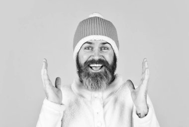 Ben buna inanamam. Örgü şapka soğuktan korur. Sakallı adam kış şapkası takıyor. Soğuk hava için moda giysileri. Olgun hipster mavi arka plan. Erkek modası. Sonbahar hava tahmini.