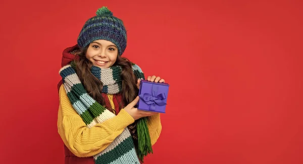 Seasonal Christmas Sales Cheerful Teen Girl Box Boxing Day Present — Stockfoto