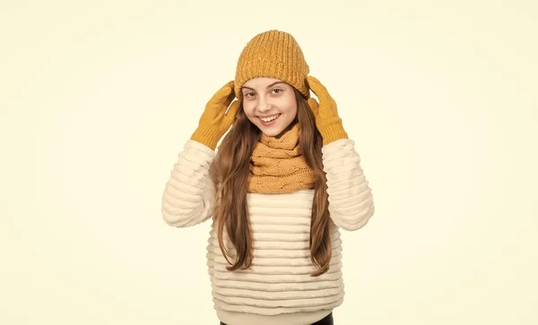 Ευτυχισμένη Έφηβος Κορίτσι Πλεκτό Κασκόλ Καπέλο Και Γάντια Ζεστά Ρούχα — Φωτογραφία Αρχείου