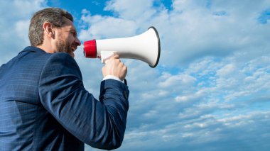 İş adamı arkaplanda hoparlörden promosyon yaptı.