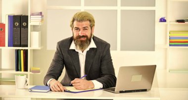 Özgüven ve karizma. Patron iş yerinde. Modern ofis hayatı. Coronavirüs karantinadayken uzak çalışma. Olgun öğretmen. İş odaklı iş adamı. Laptoplu, ceketli sakallı adam..