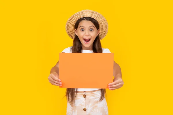 Chocado Adolescente Menina Com Espaço Cópia Papel Laranja Fundo Amarelo — Fotografia de Stock