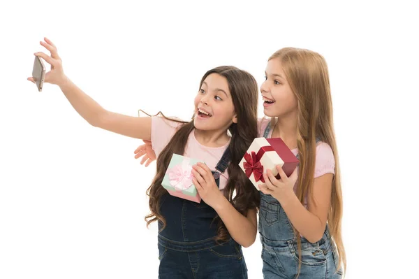 Kind Halten Geschenkbox Geburtstagsgeschenke Auspacken Selfie Machen Wie Man Professionelles — Stockfoto