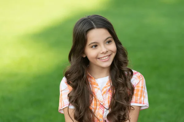 Menina Encaracolado Livre Menina Adolescente Feliz Com Cabelo Encaracolado Adolescente — Fotografia de Stock